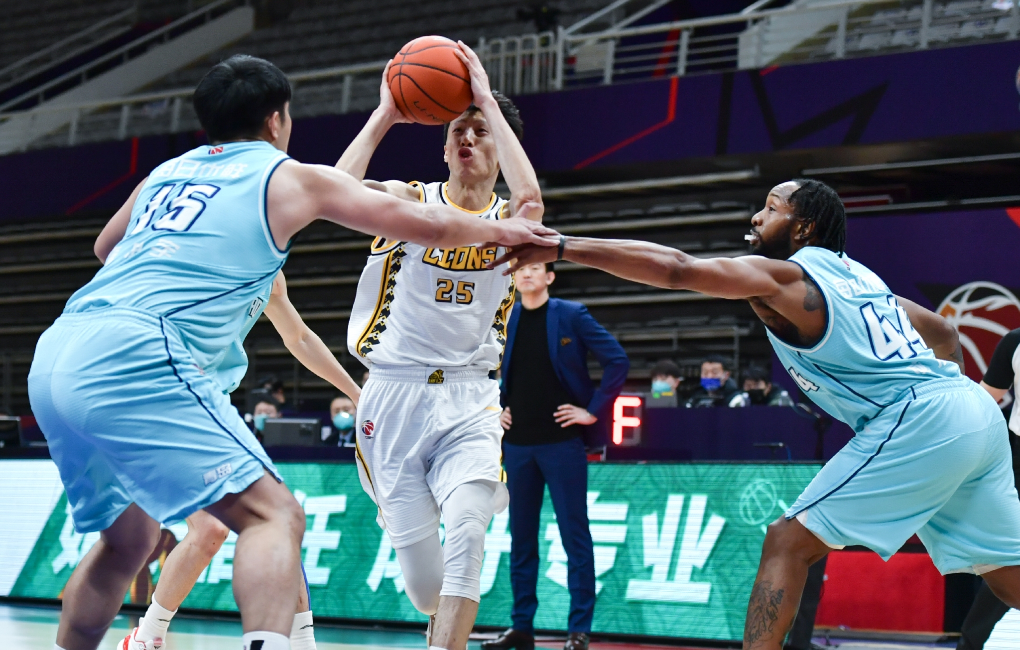 今夜勒沃库森门线救险:CBA季后赛节点到来;气氛紧张;更衣室氛围转暖 今夜勒沃库森门线救险:CBA季后赛节点到来;气氛紧张;更衣室氛围转暖